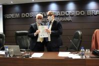 O presidente da OAB-PR, Cassio Lisandro Telles recebe a certificação ISO 9001 do diretor-presidente do Tecpar, Jorge Callado