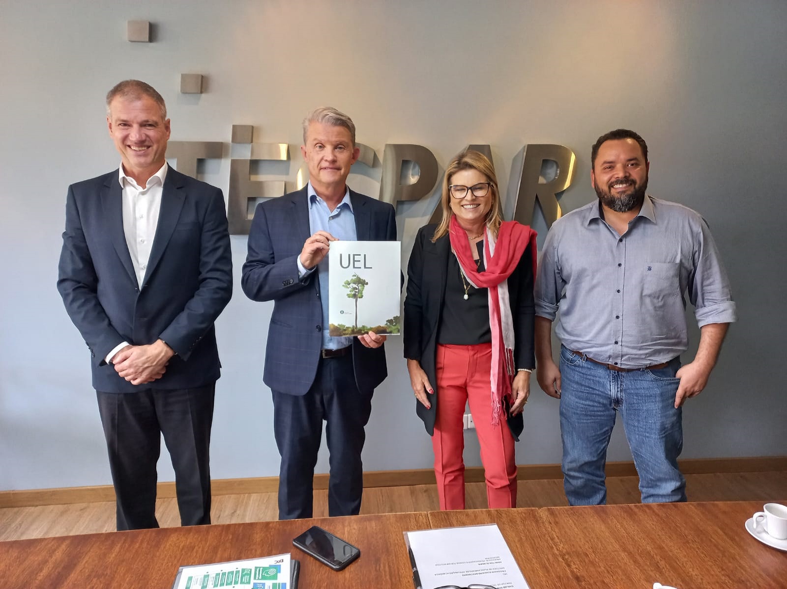 O diretor de Tecnologia e Inovação do Tecpar, Carlos Pessoa, odiretor-presidente do TEcpar, Jorge Callado, a diretora de Planejamento de Integração Acadêmica Universidade Estadual de Londrina, Cristianne Cordeiro Nascimento, e o pesquisador em biologia microbiana e assessor da Agência de Inovação Tecnológica da UEL, Admilton Oliveira.