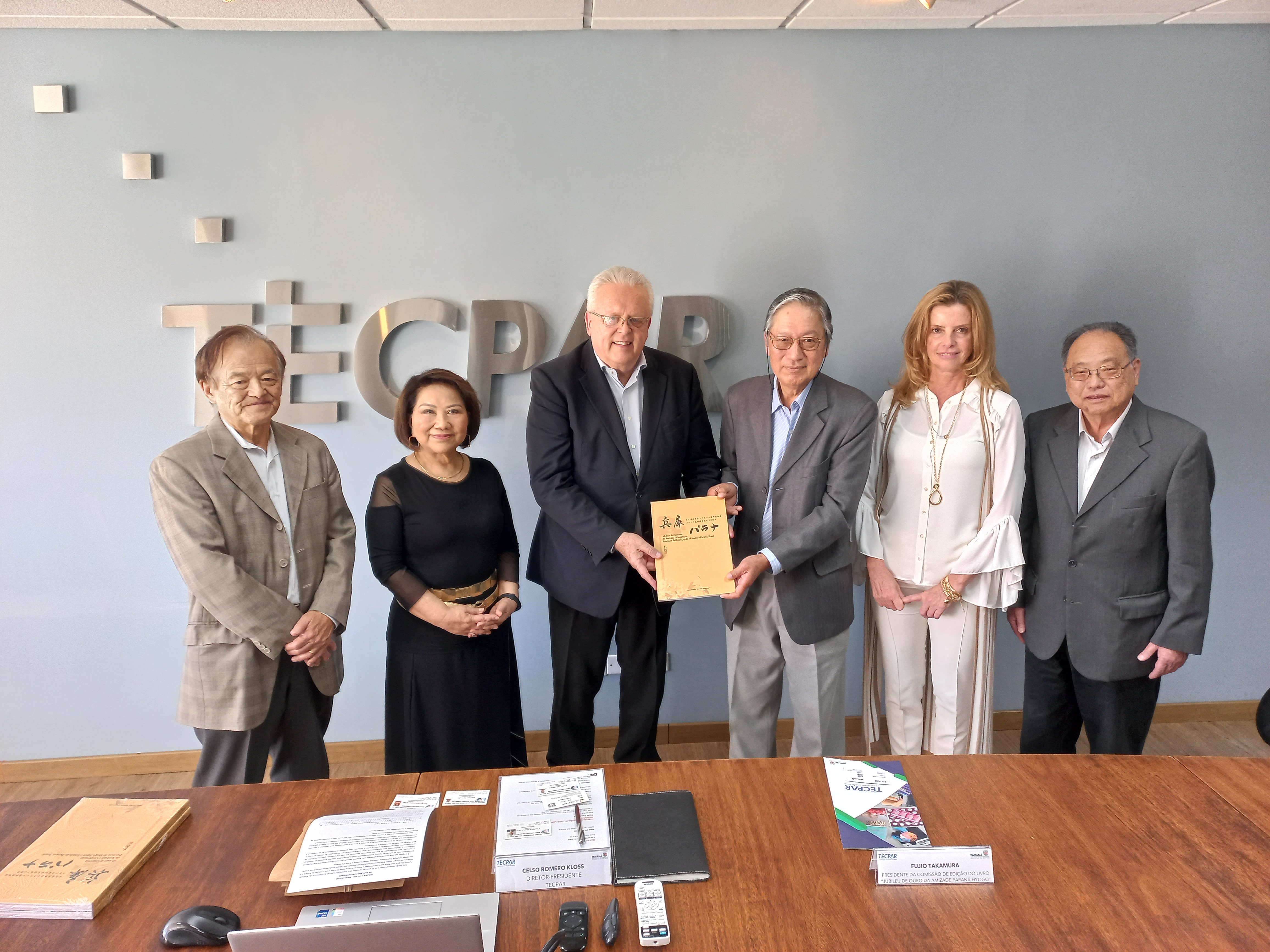 Diretor-presidente recebe livro sobre os 50 anos da relação entre Paraná e Hyogo