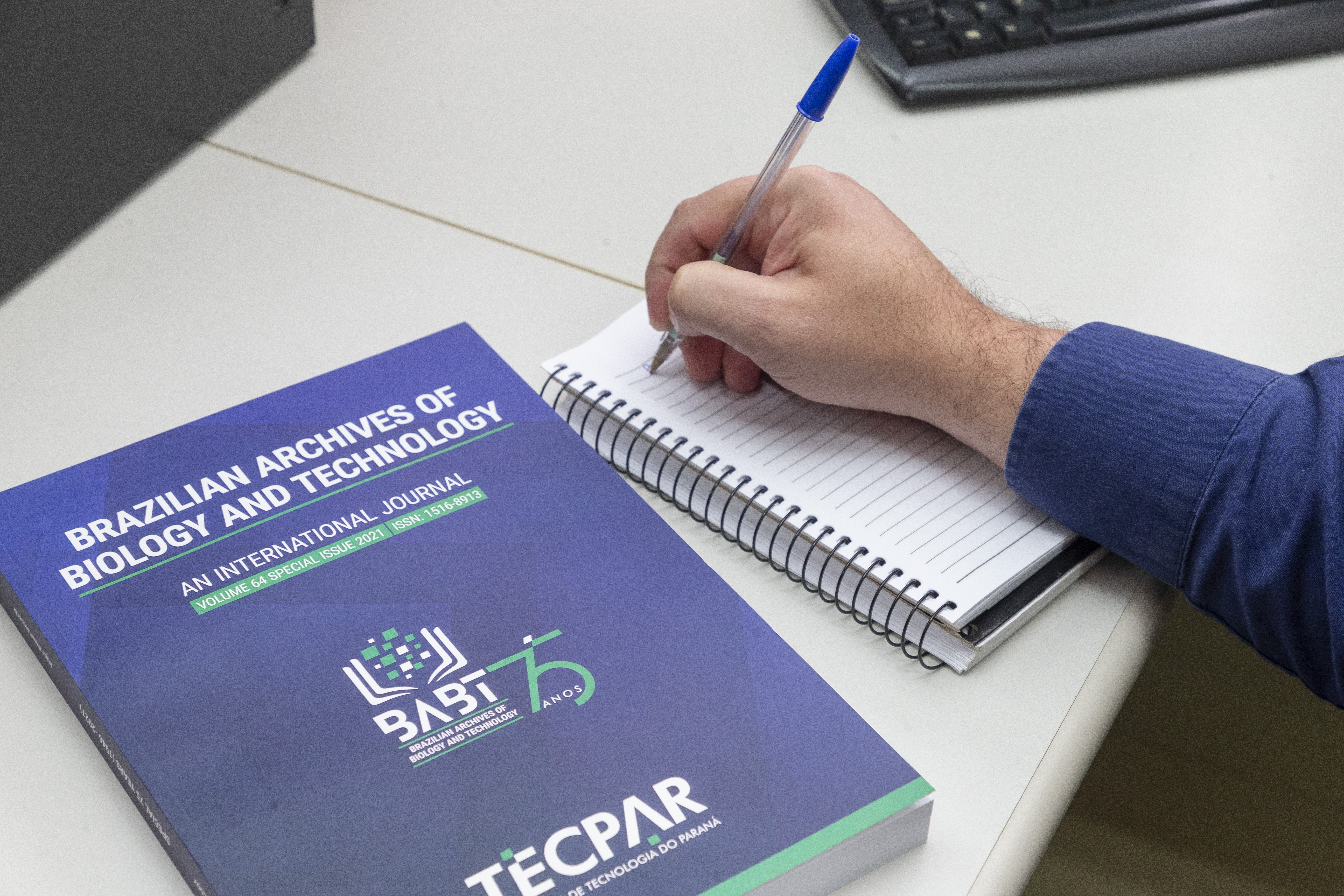 Equipe da Revista Científica do Tecpar publica artigo sobre uso de IA em estudos de bioinformática