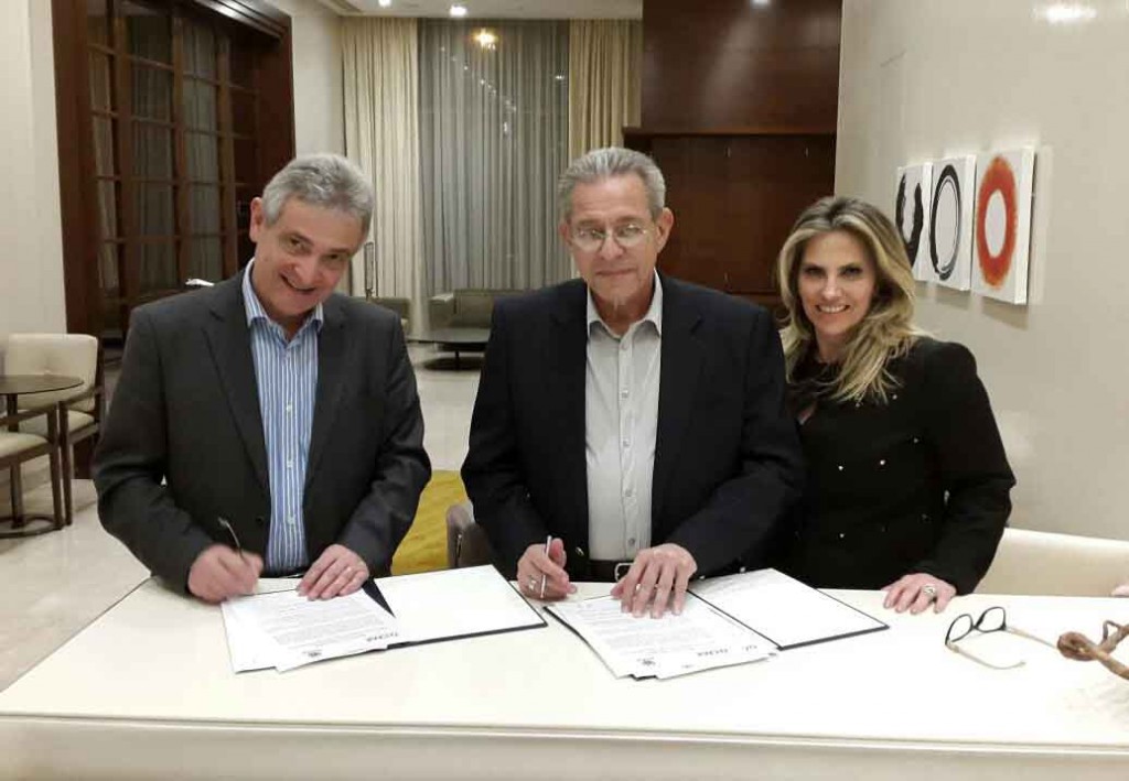 Da esquerda para direita: diretor-presidente do Tecpar, Júlio C. Felix, presidente da Biocad Brasil, David Zylbergeld Neto e a vice-governadora Cida Borghetti.