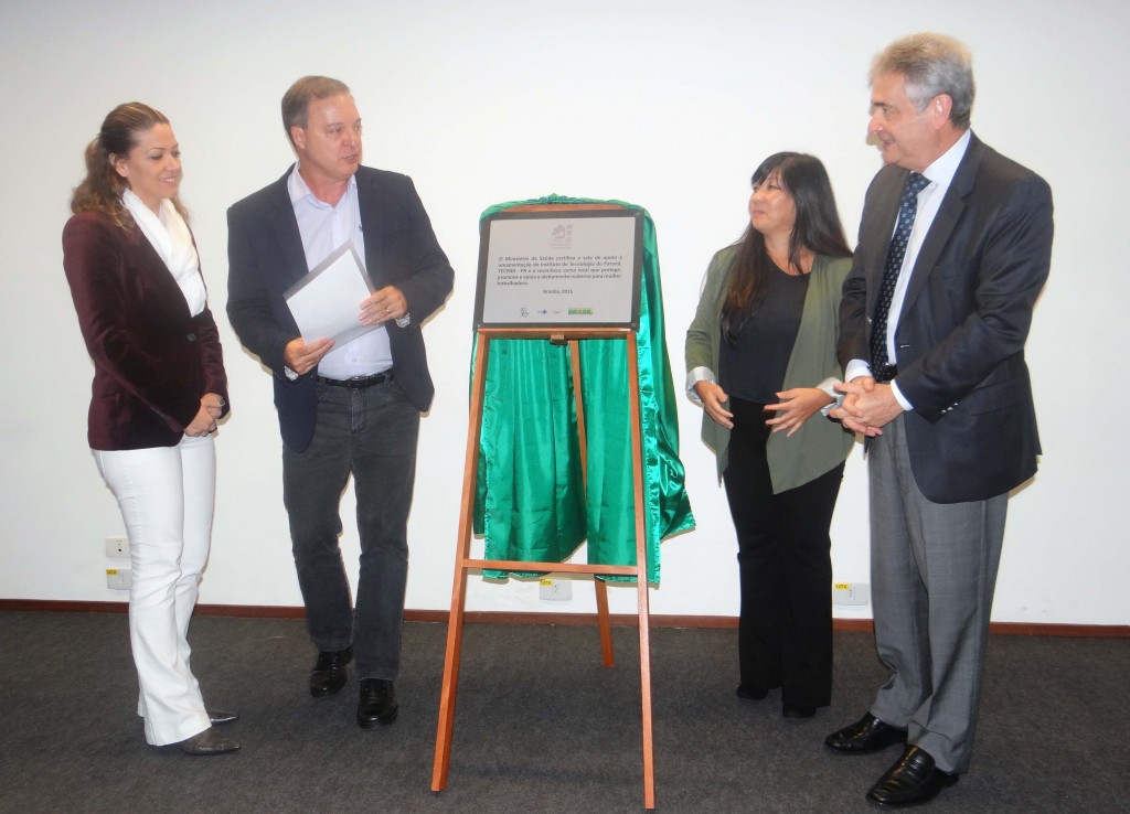 O Ministério da Saúde entregou, nesta segunda-feira (9), o selo de certificação da Sala de Nutriz instalada no Instituto de Tecnologia do Paraná (Tecpar) desde março. O certificado atesta que o instituto se adequa ao Projeto Mulher Trabalhadora que Amamenta e confere ao Tecpar o título de empresa amiga da amamentação.