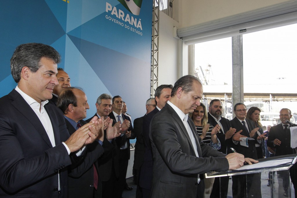 Governador Beto Richa junto com o ministro da Saúde, Ricardo Barros lança a campanha de vacinação contra a dengue e assina termo de intenções com o laboratório Sanofi Pasteur da França para aquisição das doses da vacina