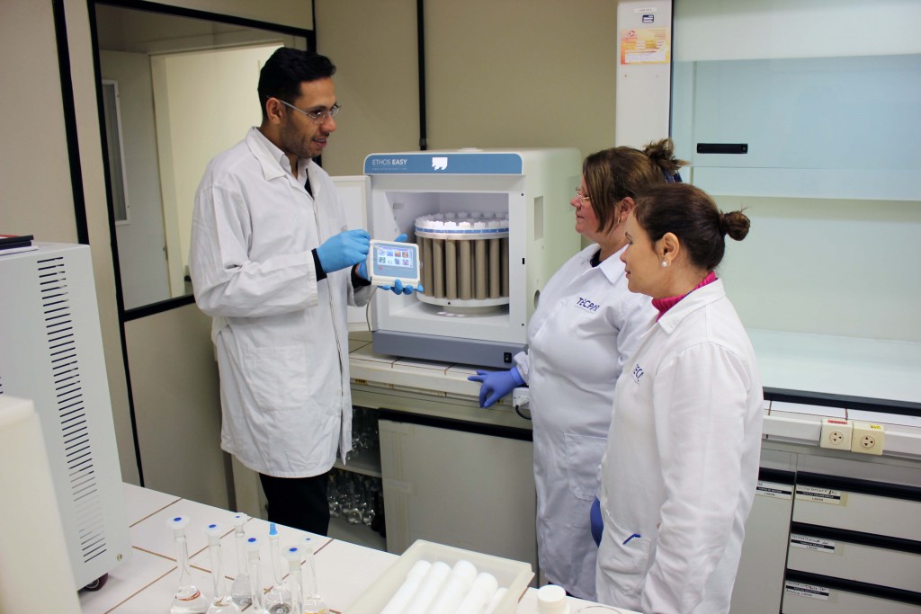 O equipamento foi instalado no Centro de Tecnologia em Saúde e Meio Ambiente do Tecpar e agora os colaboradores do setor participam de um treinamento para operá-lo de maneira correta. Esse aparelho permite verificar a existência de metais pesados em amostras de solos, fertilizantes e alimentos, por exemplo.