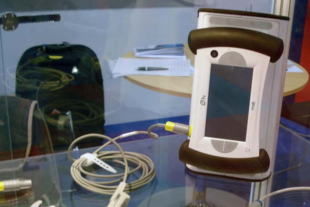 Oxímetro de pulso Milli, desenvolvido pela Hi Technologies, empresa produtora de equipamentos médicos criada na Intec. O oxímetro Milli funciona como plataforma de monitorização de sinais vitais. Por ser portátil, ele é usado em centros cirúrgicos para que os médicos possam medir a frequência cardíaca e o nível de oxigênio dos pacientes. Foto: Divulgação Tecpar