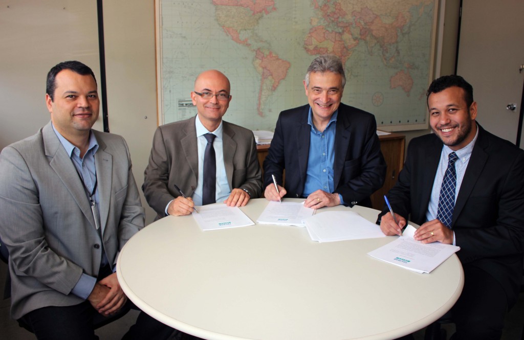 Provena, empresa que busca desenvolver prótese cardíaca menos agressiva do que as disponíveis no mercado assina contrato para participar do processo de incubação da Incubadora Tecnológica do Tecpar (Intec) Da esquerda para a direita: Gilberto Passos Lima, gerente da Intec; Fernando Saraiva, diretor administrativo da Provena; Júlio C. Felix, diretor-presidente do Tecpar; Alessandro Ribeiro de Oliveira, diretor de marketing da Provena.