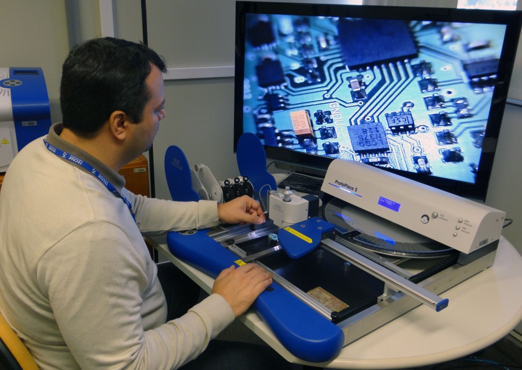 Empreendedor incubado na Incubadora do Tecpar tem mais chances de obter financiamento para inovação. Na foto, o gerente da Intec, Gilberto Passos Lima, no equipamento de prototipagem de placas de circuito impresso da incubadora. Foto: Silvane Trevisan Tonetti/Tecpar