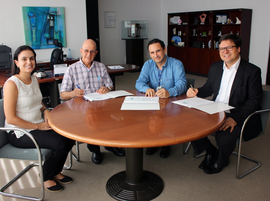 da esquerda para direita: Andrea P. Canuto Von Der Yeyde, da Neurocel; Luiz Renato G. de Oliveira Mello, da Neurocel; Reginaldo Joaquim de Souza, diretor de Desenvolvimento Tecnológico do Tecpar; Leandro José Haas, da Neurocel