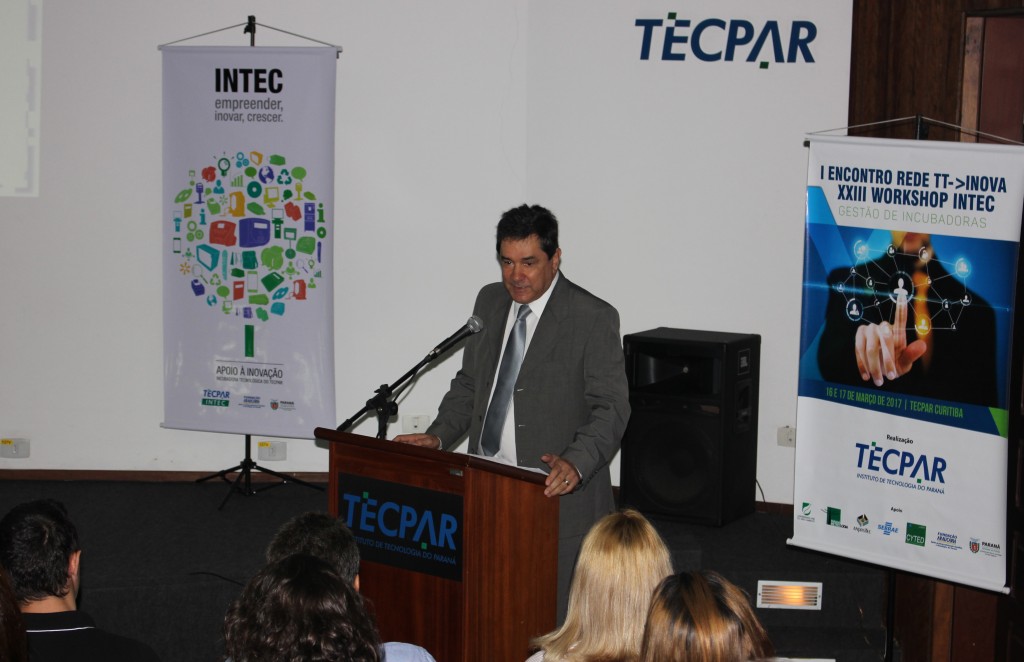 Diretor de Biotecnologia Industrial do Tecpar Julio Salomão abrindo o I Encontro Rede TT -> Inova e XXIII Workshop Intec. O evento tem como tema a gestão de incubadoras e conta com a presença de especialistas na área.