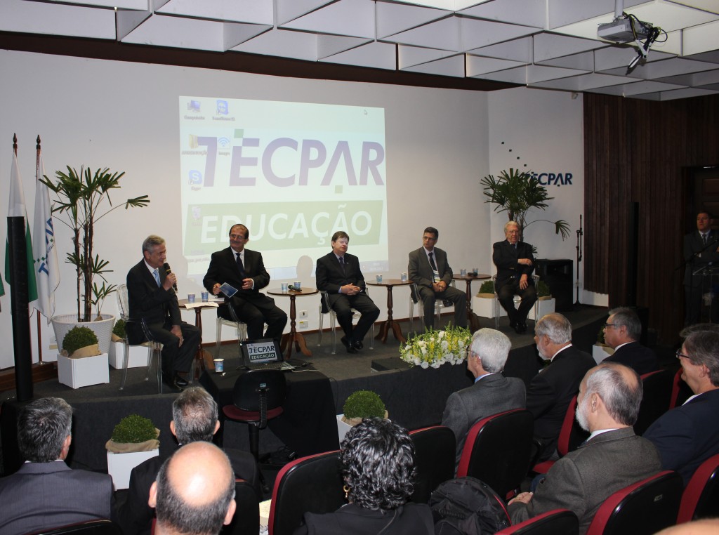 O diretor-presidente do Tecpar e presidente da Associação Brasileira das Instituições de Pesquisa Tecnológica e Inovação (Abipti), Julio Félix; secretário de Estado de Ciência, Tecnologia e Ensino Superior, João Carlos Gomes; Jorge Mário Campagnolo, diretor do Departamento de Políticas e Programas de Apoio à Inovação do Ministério da Ciência, Tecnologia, Inovações e Comunicações (MCTIC); Luiz Carlos Ferracin, da Federação das Indústrias do Estado do Paraná (Fiep); e Para Paulo