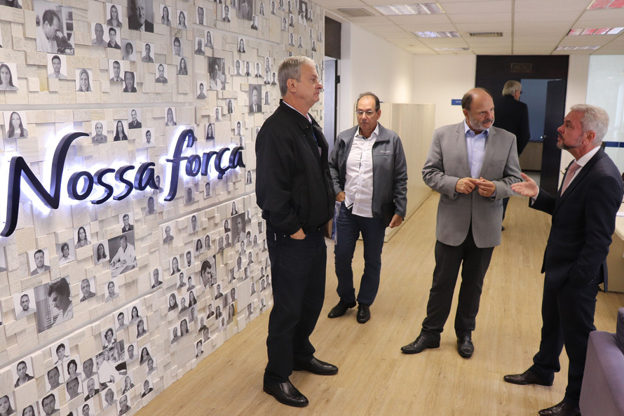 O Instituto de Tecnologia do Paraná (Tecpar) e o Serviço de Aprendizagem Nacional (Senai), firmaram nesta quinta-feira (21) um memorando de entendimentos para desenvolvimento de projetos em parceria. O diretor-presidente do Tecpar, Fabio Cammarota e o diretor regional do Senai, José Antônio Fares assinaram o memorando  -  Curitiba, 21/03/2019  -  Foto: Divulgação Tecpar