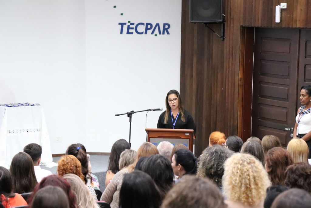 Primeira diretora do Tecpar, Danielle Portela, da Diretoria Comercial, fala às colaboradoras