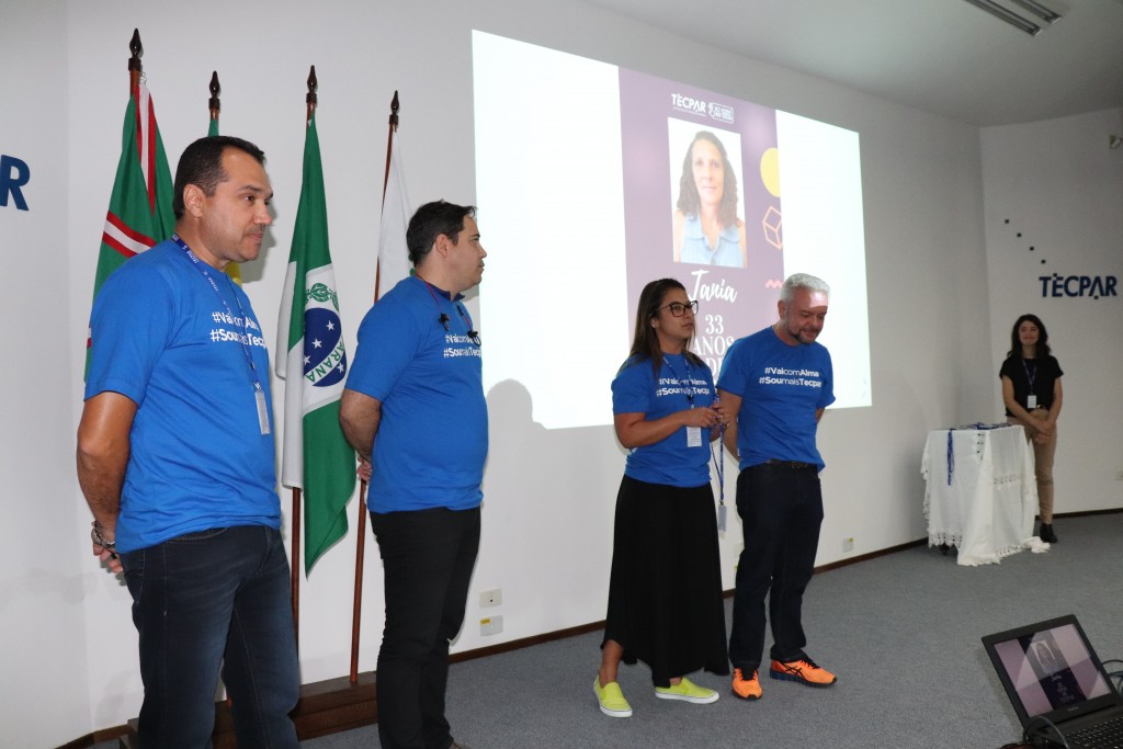 Primeira diretora do Tecpar, Danielle Portela, da Diretoria Comercial, fala às colaboradoras, ao lado do diretor de Administração e Finanças, Arnaldo da Fonseca; do diretor da Indústria e Inovação do Tecpar, Rafael Rodrigues; e do diretor-presidente do Tecpar, professor Fabio Cammarota