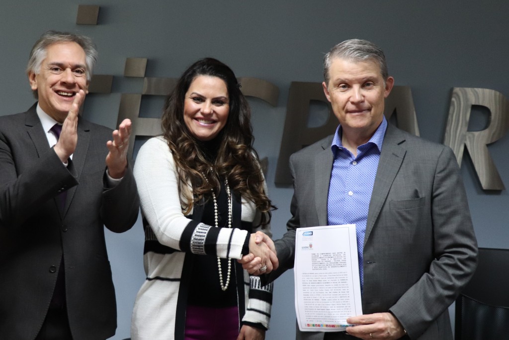 A vice-presidente do Conselho Estadual de Desenvolvimento Econômico e Social do Paraná (Cedes), Keli Guimarães (esq.) e o diretor-presidente do Tecpar, Jorge Callado (dir). 