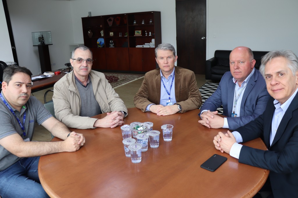 O diretor de Indústria e Inovação do Tecpar, Rafael Rodrigues; o superintendente executivo do Paranacidade, Álvaro José Cabrini Junior; o diretor-presidente do Tecpar, Jorge Callado; o diretor de Administração Finanças do Paranacidade, José Elizeu Chociai e o diretor de Novos Negócios e Relações Institucionais do Tecpar, Lindolfo Silva Junior.