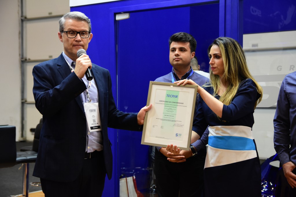 O diretor-presidene do Tecpar, Jorge Callado, entrega a Certificação de Segurança Viária para o grupo SVD Transportes Rodoviários. 