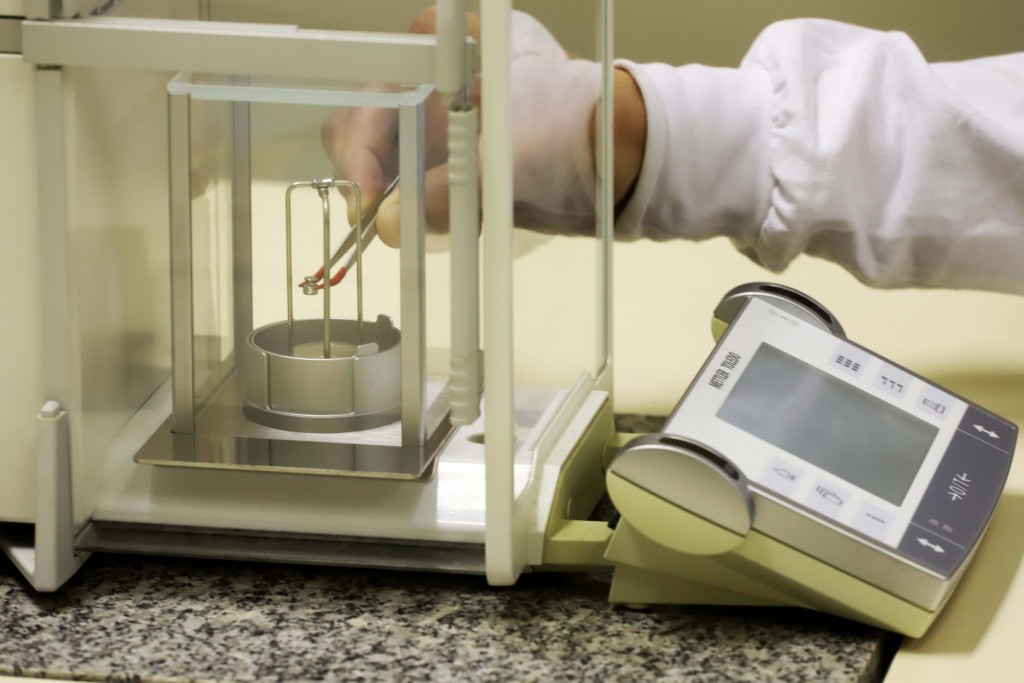 TECPAR - Laboratório de Massa - N/F: calibração de pesos_padrão.  Curitiba, 02-09-19. Foto: Arnaldo Alves / ANPr.