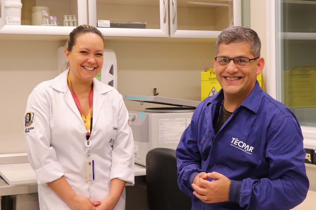 A farmacêutica bioquímica, Luciana Nazareno Wollmann, e o técnico de desenvolvimento tecnológico do Tecpar, Everaldo Fonseca Leite.