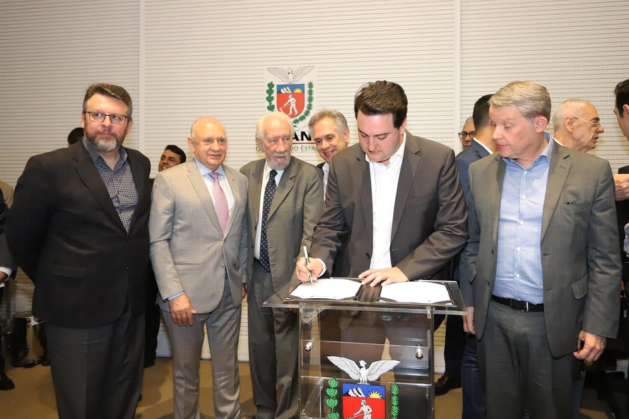 O termo foi assinado pelo governador  Ratinho Junior, pelo diretor-presidente do Tecpar, Jorge Callado, e pelo diretor de Operações do BRDE, Wilson Bley Lipski. Foto: Arnaldo Alves / AEN.
