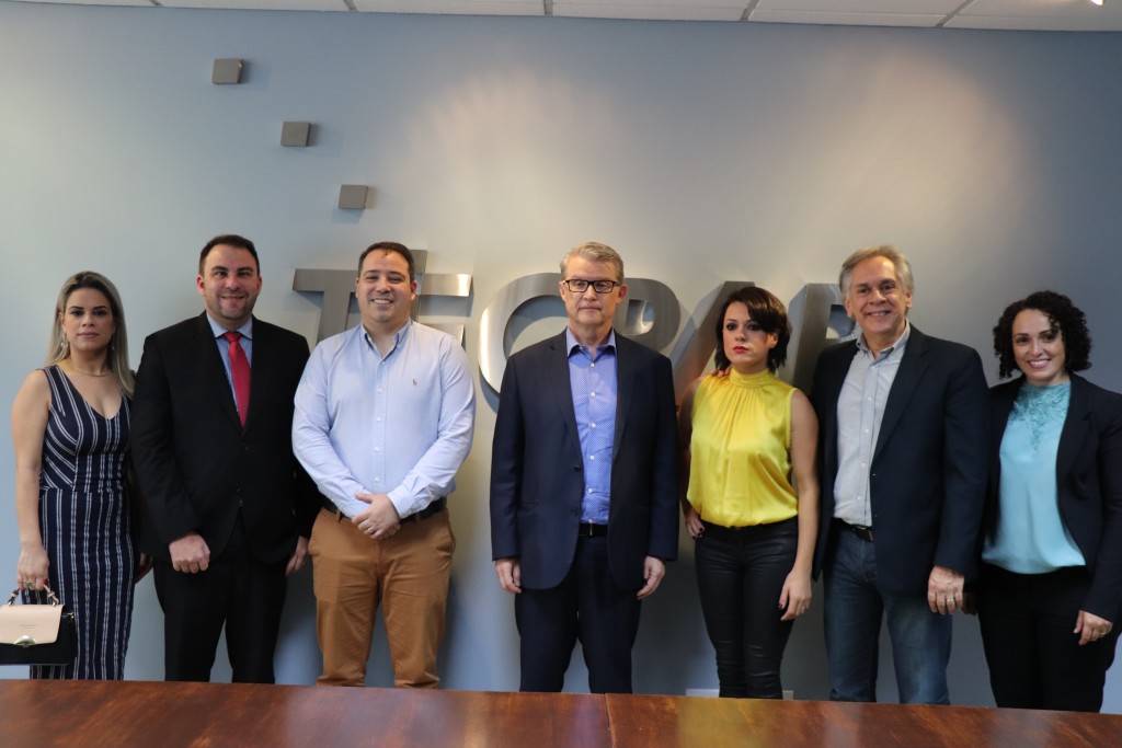 Cintia Thais D'avila Spader, advogada da Forrest Brasil; Wuilli Spader gerente administrativo da Forrest Brasil;  Rafael Rodrigues,diretor de Indústria e Inovação do Tecpar; Jorge Callado,diretor-presidente do Tecpar; Elaine Paldi, diretora executiva da Forrest Brasil; Lindolfo Luíz Júnior, diretor de Novos Negócios e Relações Institucionais do Tecpar;  Lisiane Castro, coordenadora do projeto, da Forrest Brasil.