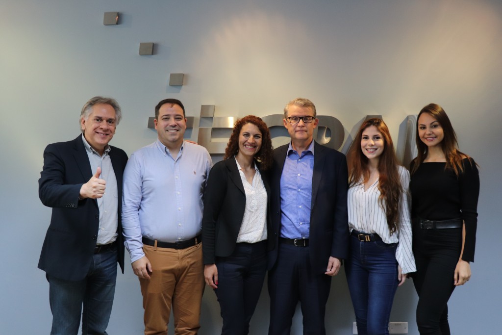 Lindolfo Luís Junior, diretor de Novos Negócios e Relações Institucionais do Tecpar; Rafael Rodrigues, diretor de Indústria e Inovação do Tecpar; Suzan Rossi, diretora técnica da Plantae; Jorge Callado, diretor-presidente do Tecpar; Amanda Wendrechovski e Ana Paula Paludo, da Plantae