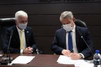 O presidente da OAB-PR, Cassio Lisandro Telles recebe a certificação ISO 9001 do diretor-presidente do Tecpar, Jorge Callado