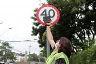 Técnicos do Centro de Tecnologia de Materiais avaliam a conformidade da sinalização implantada em via urbana.