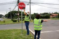 Técnicos do Centro de Tecnologia de Materiais avaliam a conformidade da sinalização implantada em via urbana.