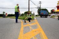 Técnicos do Centro de Tecnologia de Materiais avaliam a conformidade da sinalização implantada em via urbana.