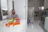 Paulo Pereira, sócio fundador da Gliadinafree, com seus produtos