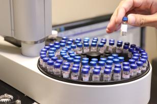 Amostras de álcool sendo analisadas