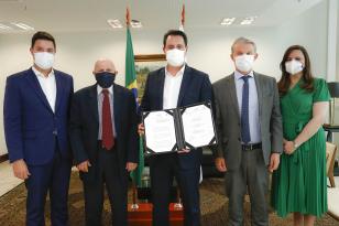 O termo foi assinado em ato no Palácio Iguaçu pelo governador Carlos Massa Ratinho Junior. Na foto, o chefe da Casa Civil, Guto Silva; o Procurador-Geral de Justiça, Gilberto Giacoia; o diretor-presidente do Tecpar, Jorge Callado; e a Procuradora Jurídica do Tecpar, Adrianne Correia Pereira. Foto: Jonathan Campos/AEN