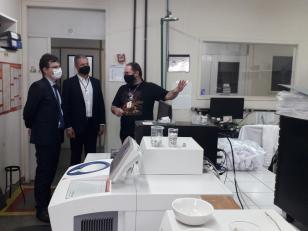 Diretor-geral da Polícia Científica do Paraná, Luiz Rodrigo Grochocki, em visita ao Centro de Tecnologia de Materiais do Tecpar, junto ao diretor de Tecnologia e Inovação do Tecpar, Carlos Pessoa, e o gerente da unidade, Marco Netzel