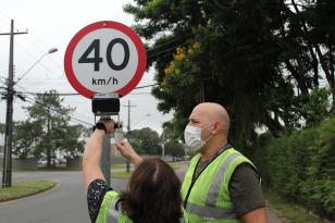 Técnicos do Centro de Tecnologia de Materiais avaliam a conformidade da sinalização implantada em via urbana.