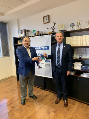 Diretor-presidente do Tecpar, Jorge Callado, apresenta as atividades do instituto ao presidente do CNPq, Evaldo Ferreira Vilela