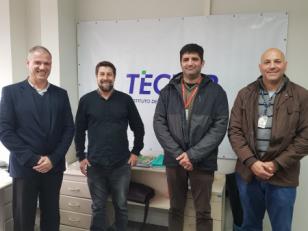 Carlos Pessoa, diretor de Tecnologia e Inovação do Tecpar, Laércio Voloch, gerente operacional de trânsito de Londrina, Wellington Vecchiato, gerente do Centro de Tecnologia de Materiais do Tecpar e Fabio Schvenger, técnico do laboratório do Tecpar.