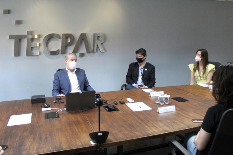 O diretor-presidente do Fundepar, Marcelo Pimentel Bueno, visita laboratórios do Tecpar.