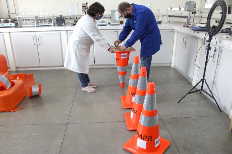 Análise de conformidade de cones e barreiras trânsito