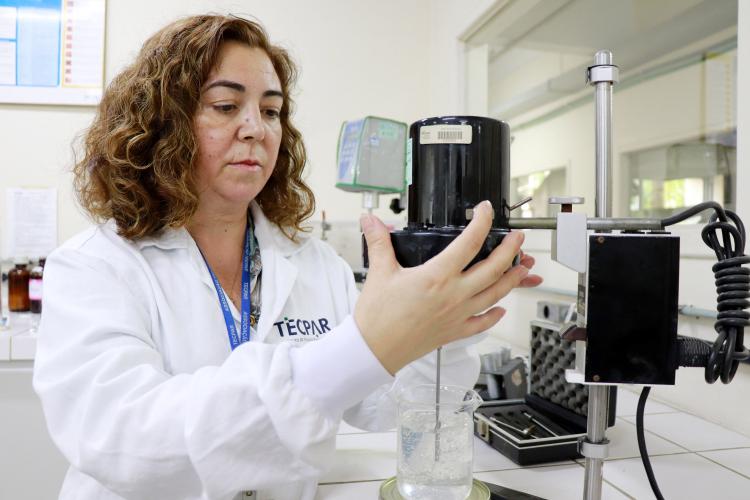 Ensaios para o controle de qualidade das matérias-primas utilizadas na produção de álcool antisséptico.