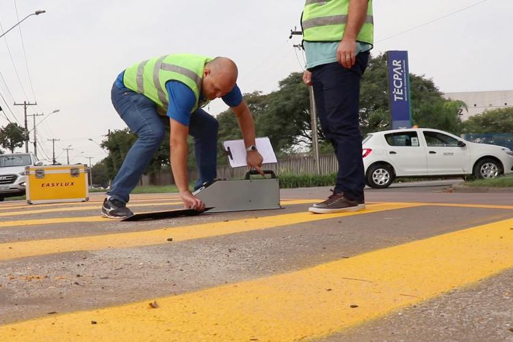 Avaliação de conformidade em produtos voltados à sinalização viária.