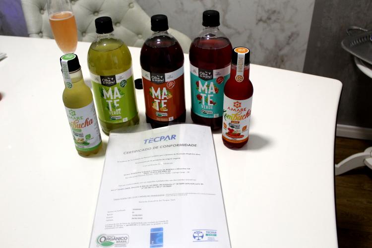Bebidas orgânicas da Amare Kombucha, empresa paranaense certificada pelo Tecpar.