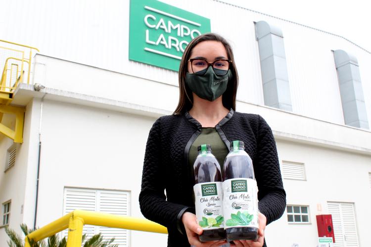 Josiana Burcot, analista da Qualidade Total da Zanlorenzi Bebidas, (Campo Largo - PR), empresa certificada pelo Tecpar.