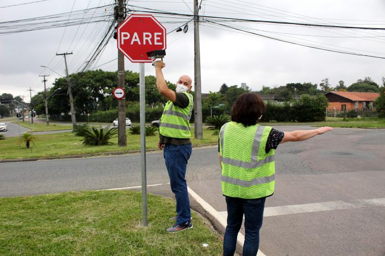 Técnicos do Centro de Tecnologia de Materiais avaliam a conformidade da sinalização implantada em via urbana.