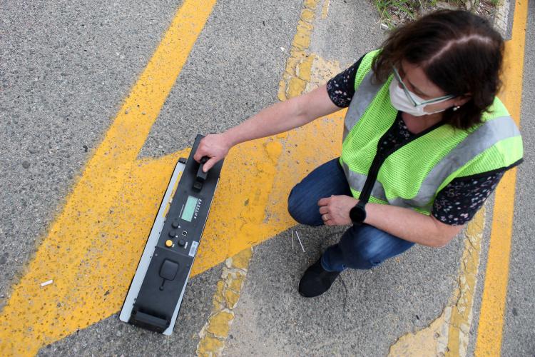 Técnicos do Centro de Tecnologia de Materiais avaliam a conformidade da sinalização implantada em via urbana.