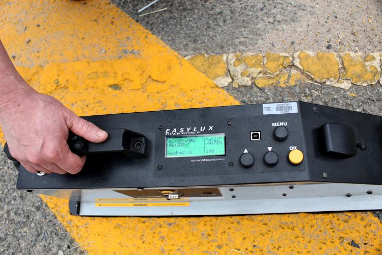 Técnicos do Centro de Tecnologia de Materiais avaliam a conformidade da sinalização implantada em via urbana.