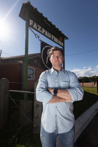 Fabiano Gomes, um dos proprietários da Fazenda Pau Furado