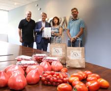 Pedro Dias, coproprietário da Chácara das Oliveiras; Jorge Callado, diretor-presidente do Tecpar,; Marilza Dias, proprietária da Chácara das Oliveiras e Danilo Grapiúna Pereira, engenheiro agrônomo.