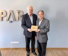 Diretor-presidente recebe livro sobre os 50 anos da relação entre Paraná e Hyogo