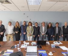Tecpar recebe comitiva francesa para tratar sobre pesquisas em madeira engenheirada 