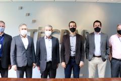 Secretário da Educação e do Esporte visita laboratórios de análise de alimentos do Tecpar